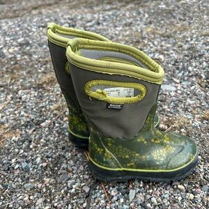 Boy’s size 8 Bogs with fun green pattern